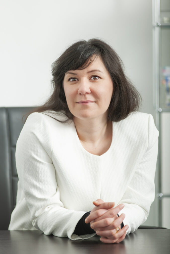 Hochwertiges Porträt einer Frau, professionell fotografiert im modernen Arbeitsumfeld von Frank Siemers, einem Fotograf aus Hamburg.