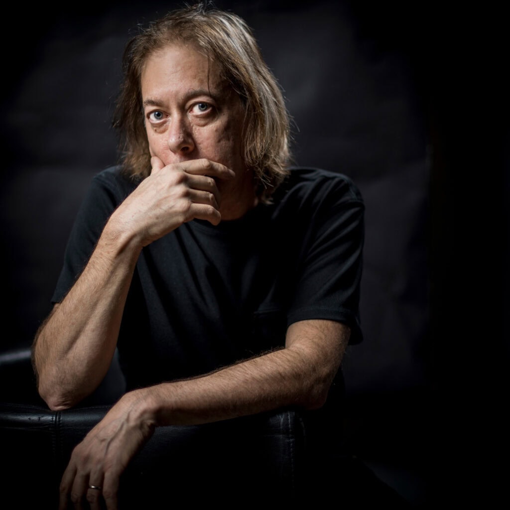 Männlicher Portraitfotografie von Frank Siemers, professioneller Fotograf aus Hamburg, mit dunklem Hintergrund.