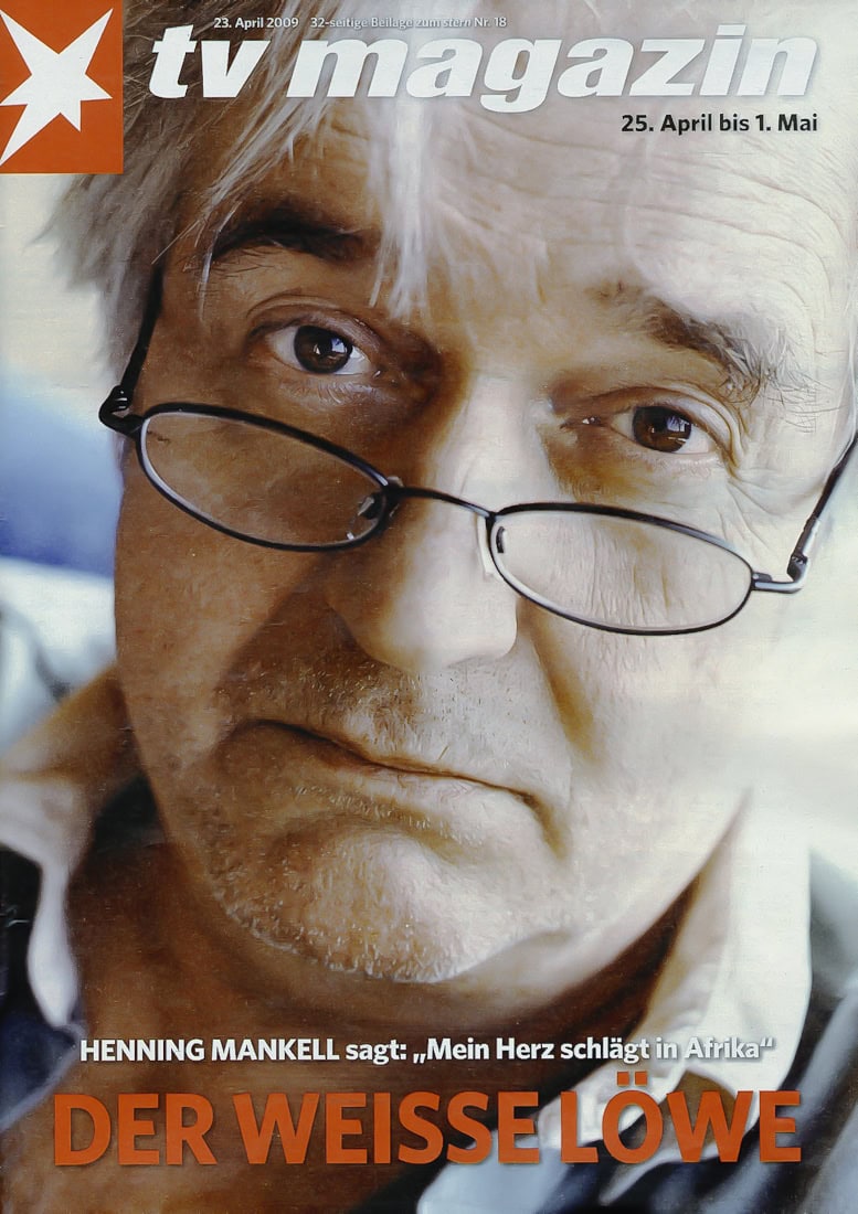 Alter Mann mit Brille, Nahaufnahme, auf der Titelseite eines Magazins gezeigt.