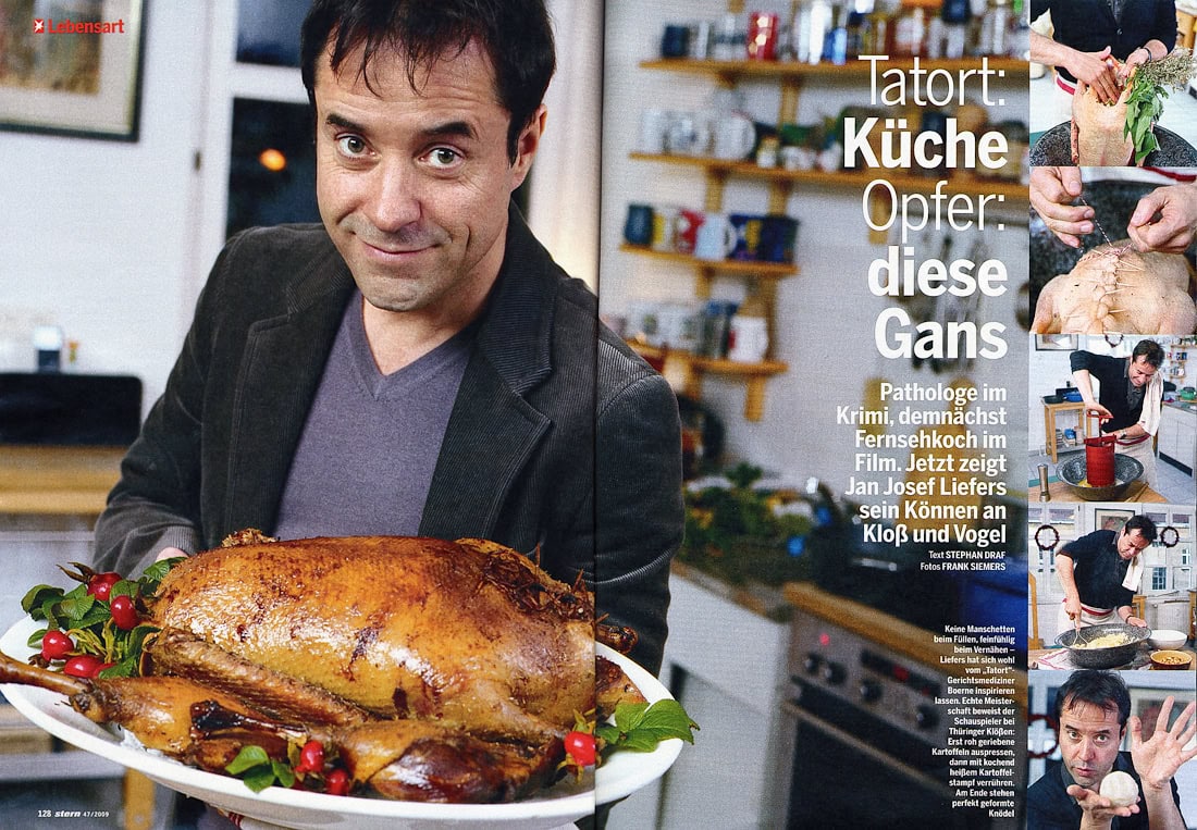 Gourmet-Truthahn auf einem festlich gedeckten Tisch, gegrillte und glasierte Oberfläche, dekorative Beeren und frische Kräuter, festliche Atmosphäre, perfekt für Feiertagsessen.