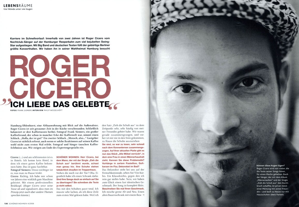 Berlin, schwarz-weiße Nahaufnahme von Roger Cicero mit fokussierten Blick, trägt einen karierten Hut, im Hintergrund unscharf.