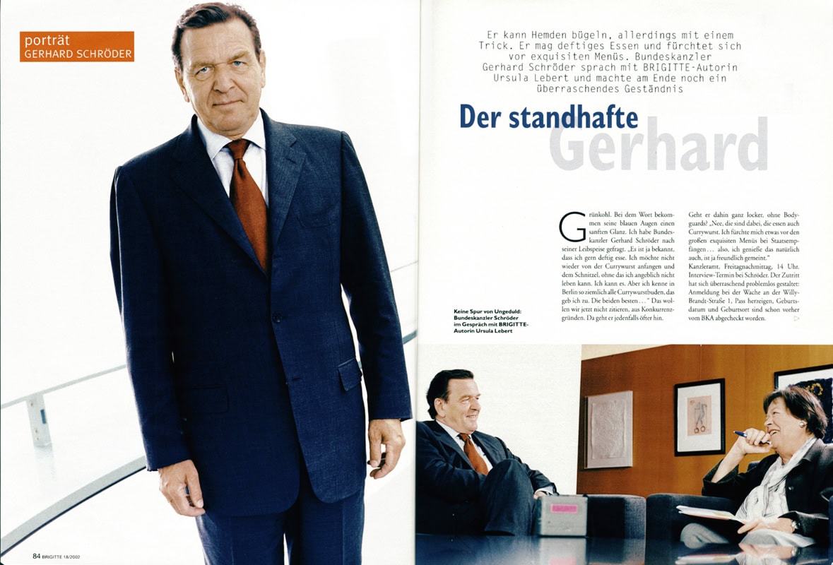 Porträt Gerhard Schröder vor einem hellen Hintergrund, professionell aufgenommen, ergänzt durch eine dekorative Gestaltung.