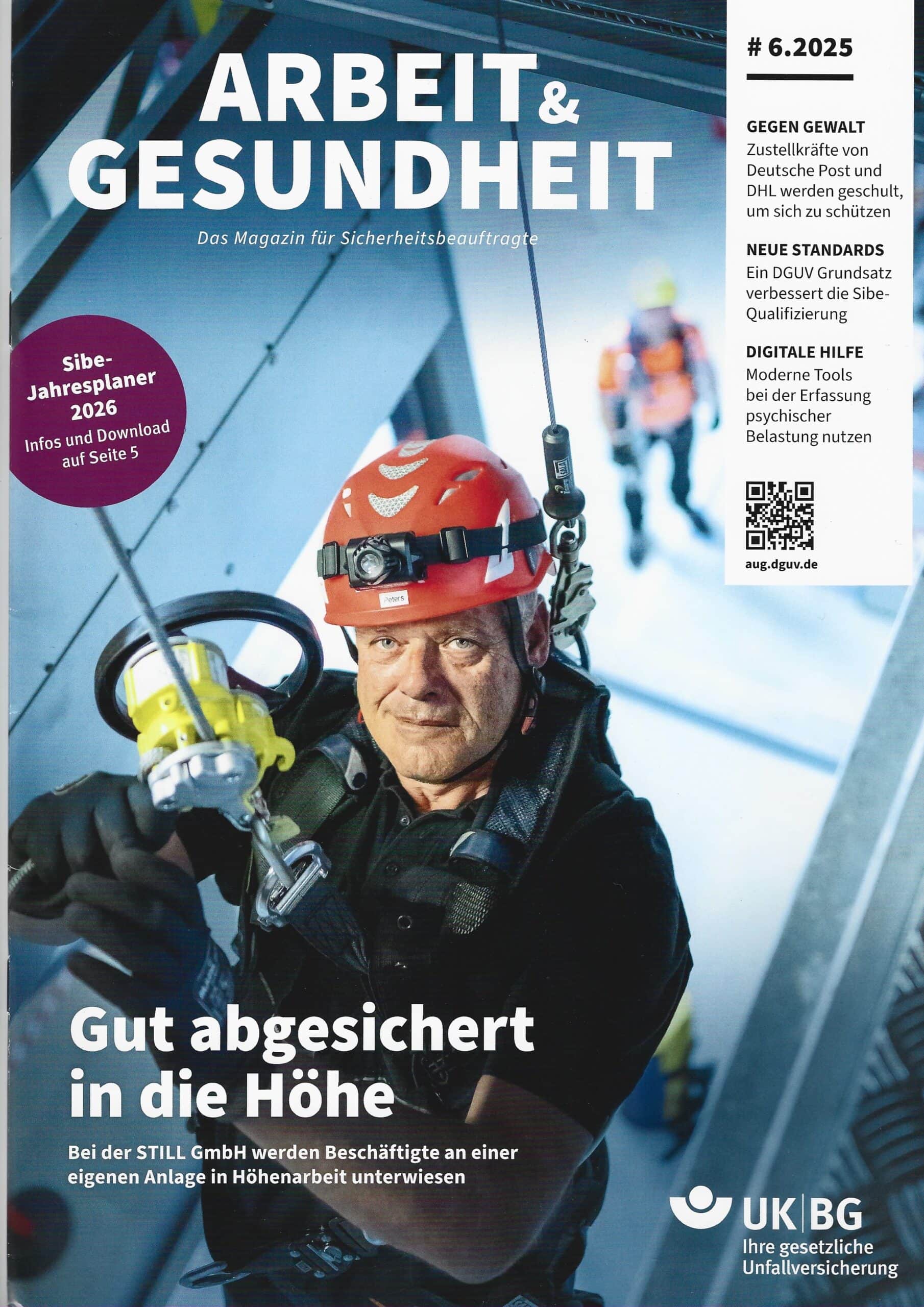 Sicherheitsarbeiter in Schutzkleidung mit Helm und Sicherheitsausrüstung bei Höhenarbeiten in einem Industriegebäude.