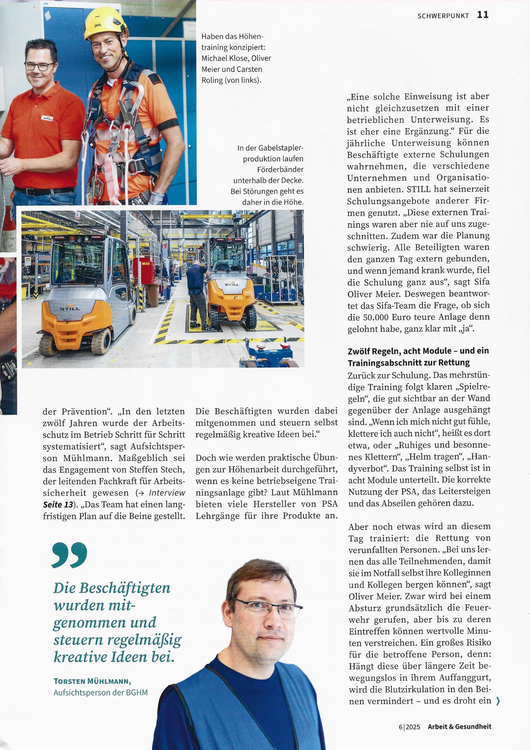 Zwei Männer in Sicherheitskleidung und Helm stehen vor einem Lagerregal, im Hintergrund Flur mit Gabelstaplern und Lagertechnik, professionelles Fotografiefoto von Frank Siemers aus Hamburg.